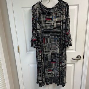 Chic Black and White Geometric Dress Bell Sleeve Has Stretch